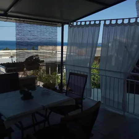 One Bedroom With Balcony And Sea View شقة غراداك